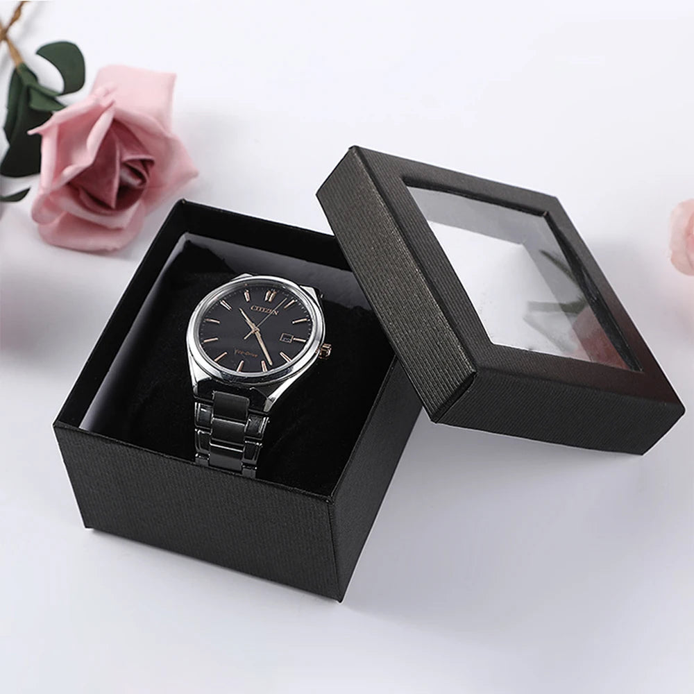 Présentation de montre dans écrin rayé noir