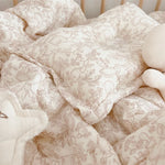 Détail du motif floral rose camélia sur la housse de couette bébé