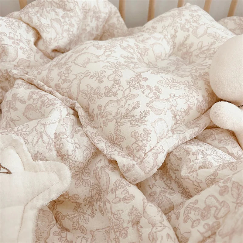 Détail du motif floral rose camélia sur la housse de couette bébé