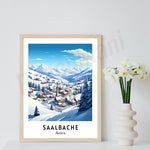 Paysage enneigé d'un village de montagne autrichien, avec des maisons typiques, des sapins et des montagnes en arrière-plan sous un ciel bleu.