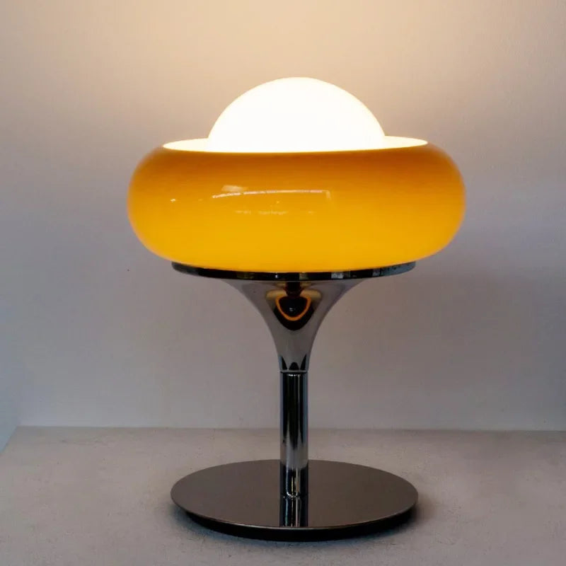 Détail de l'abat-jour noir du lampadaire Bauhaus