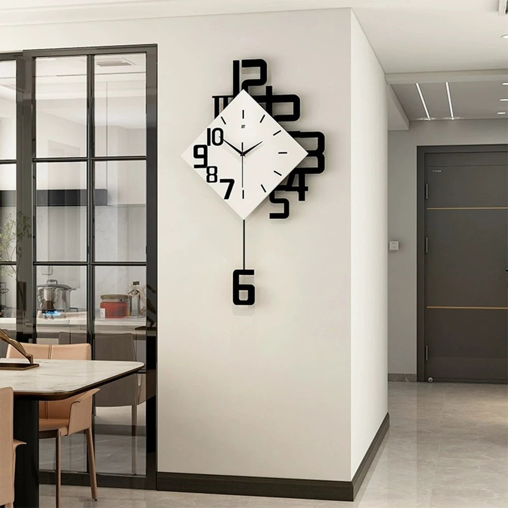 Horloge murale carrée noire avec pendule dans une chambre à coucher