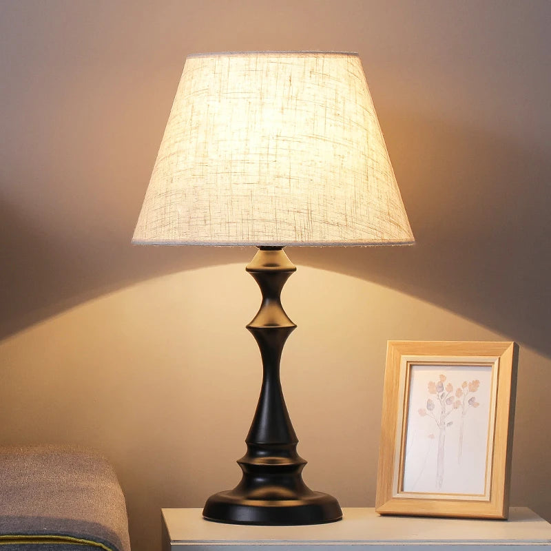 Lampe de chevet en fer et lin blanc sur table de nuit