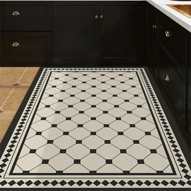 Carreaux de sol en damier noir et blanc, avec des motifs géométriques élégants, dans une cuisine aux meubles noirs.