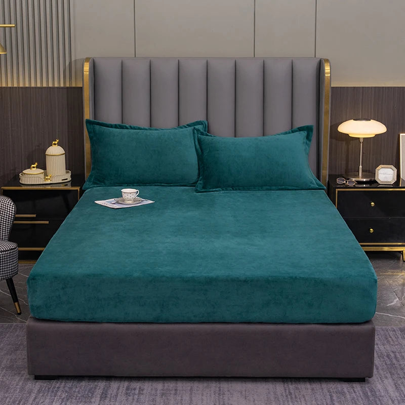 Drap-housse en flanelle verte sur lit avec décoration chambre hivernale