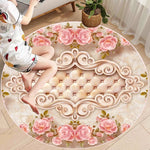 Tapis rond aux motifs floraux rose pâle et éléments décoratifs sophistiqués.