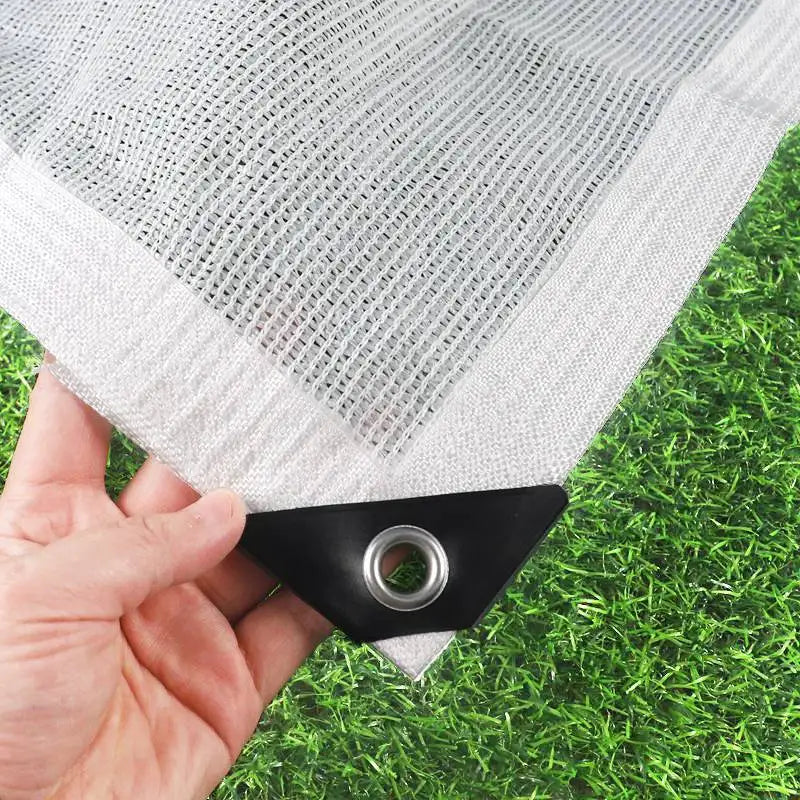 Voile d'ombrage blanche utilisée pour ombrager une piscine