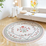 Un tapis circulaire aux motifs floraux élégants, posé sur un parquet clair dans un intérieur lumineux et spacieux.