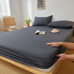 Drap-housse en coton antidérapant sur lit 140x200