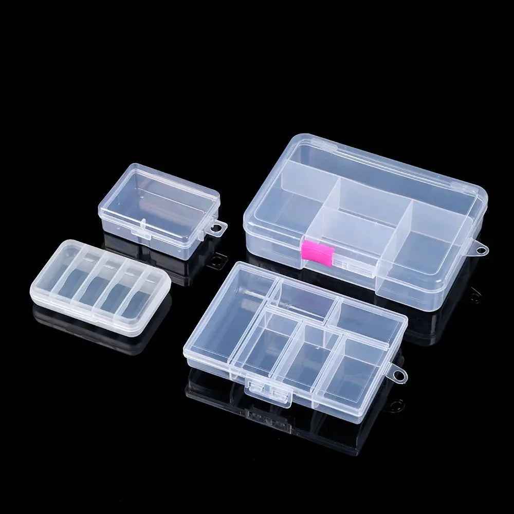 Plusieurs boîtes de rangement transparentes empilées en déco intérieure moderne
