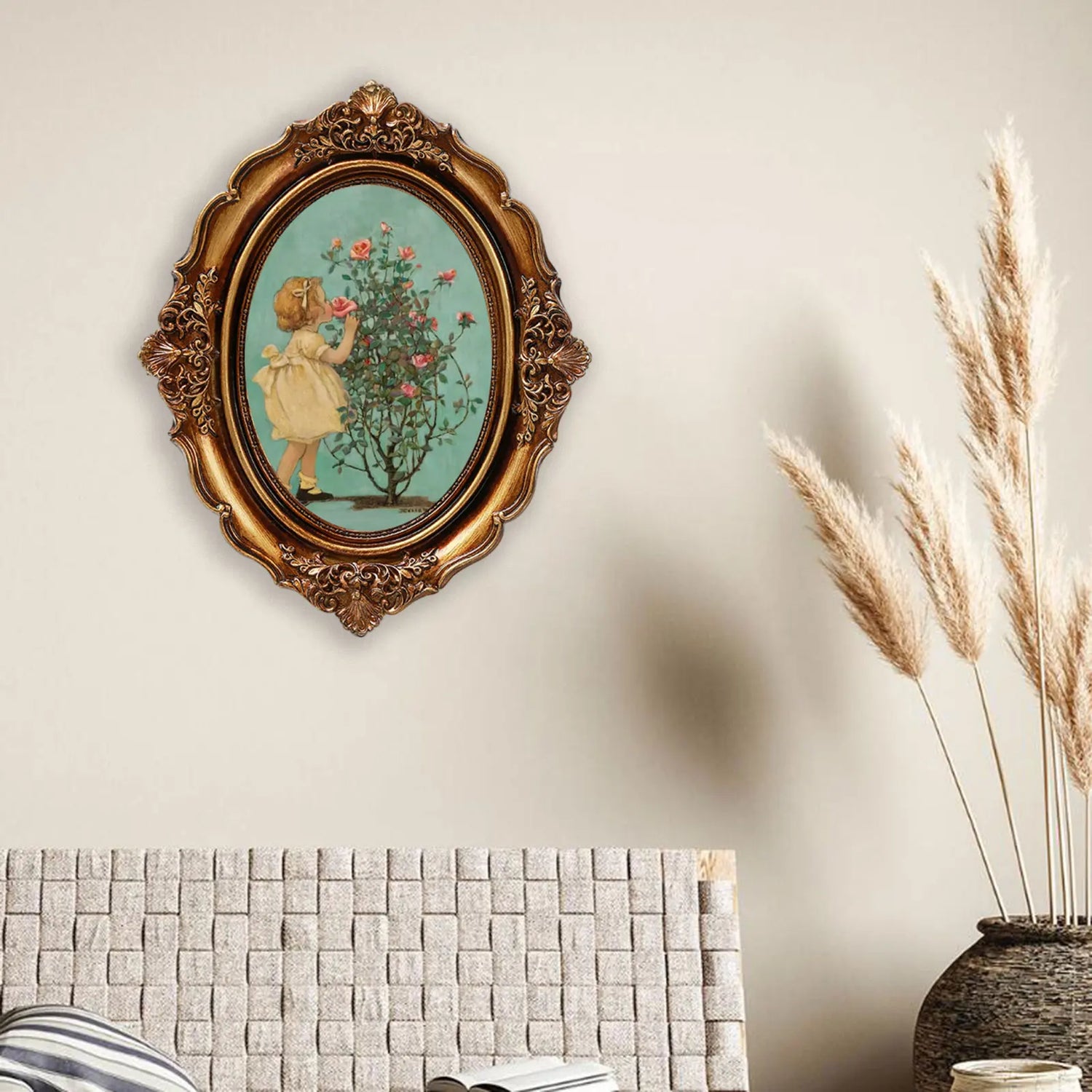 Cadre photo vintage baroque blanc sur table