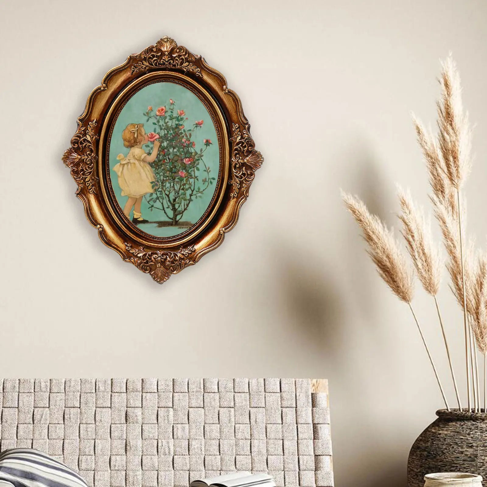 Cadre photo vintage baroque blanc sur table