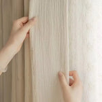 Rideau élégant et minimaliste avec texture naturelle, idéal pour ajouter une touche de raffinement à votre intérieur. Accessoire parfait pour tamiser la lumière tout en apportant chaleur et style à votre espace de vie. Design contemporain pour un décor moderne et apaisant.