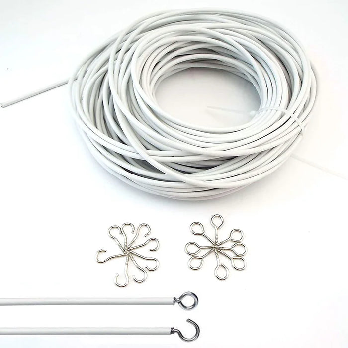 Rideau en fil PVC extensible blanc suspendu à une fenêtre