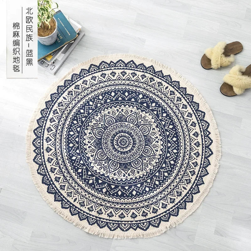 Un tapis rond aux motifs ethniques et décoratifs, avec des ornements et des arabesques complexes en bleu foncé sur un fond blanc.