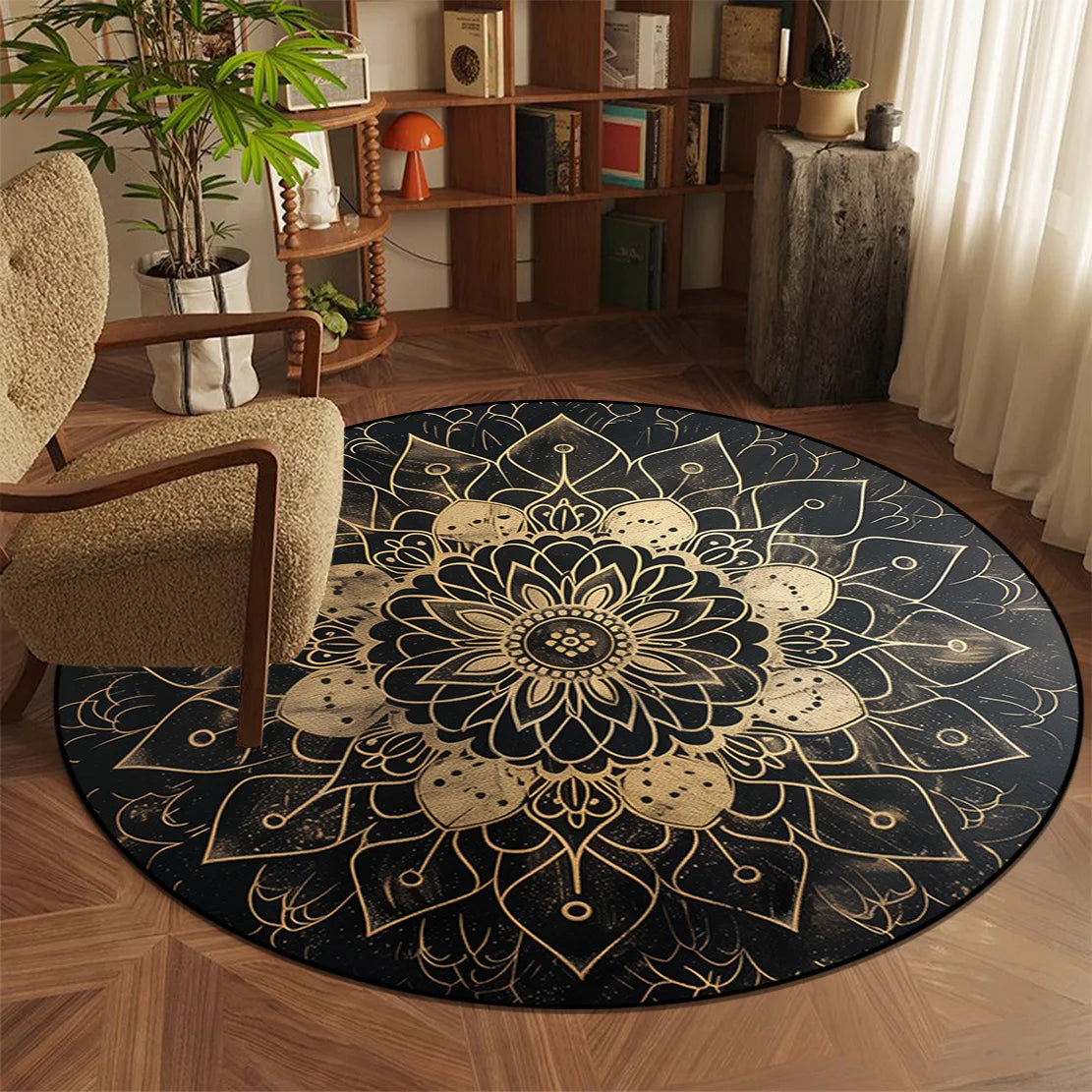 Un tapis rond décoratif avec un motif floral doré sur un fond noir, créant une ambiance chaleureuse et élégante dans un intérieur moderne et naturel.