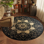 Un tapis rond décoratif avec un motif floral doré sur un fond noir, créant une ambiance chaleureuse et élégante dans un intérieur moderne et naturel.