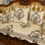 Magnifique canapé orné de riches motifs floraux et de détails dorés sculptés, créant une atmosphère élégante et sophistiquée dans cette pièce de style classique.