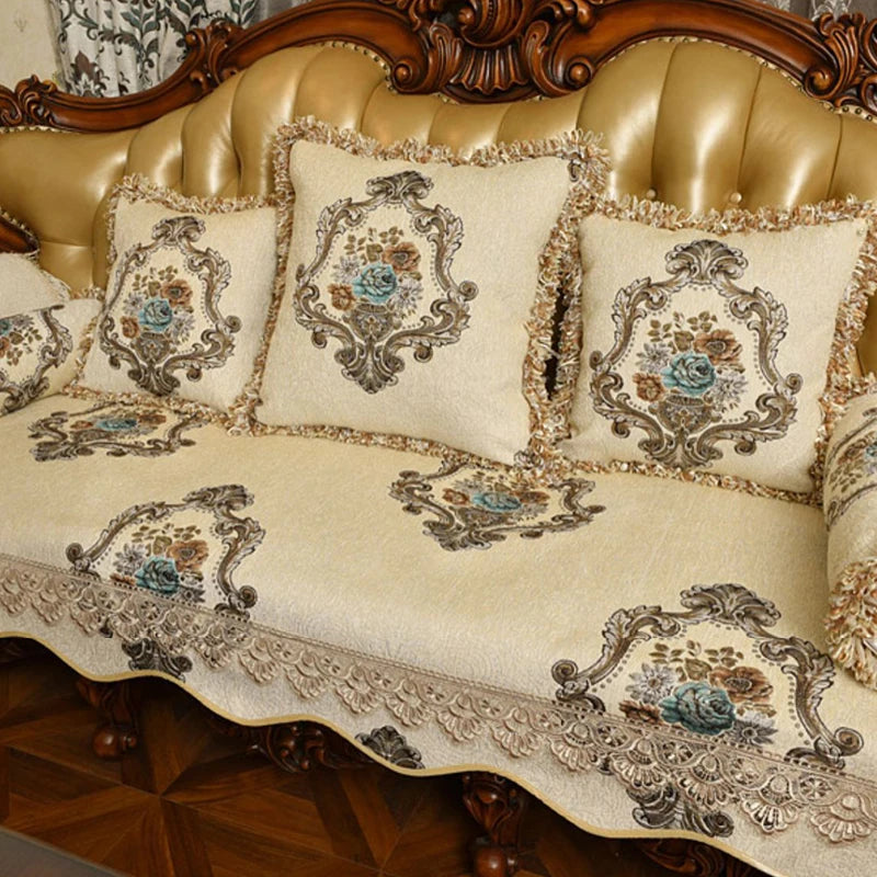 Magnifique canapé orné de riches motifs floraux et de détails dorés sculptés, créant une atmosphère élégante et sophistiquée dans cette pièce de style classique.