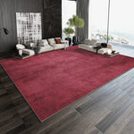 Un grand tapis rouge luxueux rehausse l'élégance de ce salon moderne avec de grands canapés blancs, une fenêtre panoramique et une décoration minimaliste.