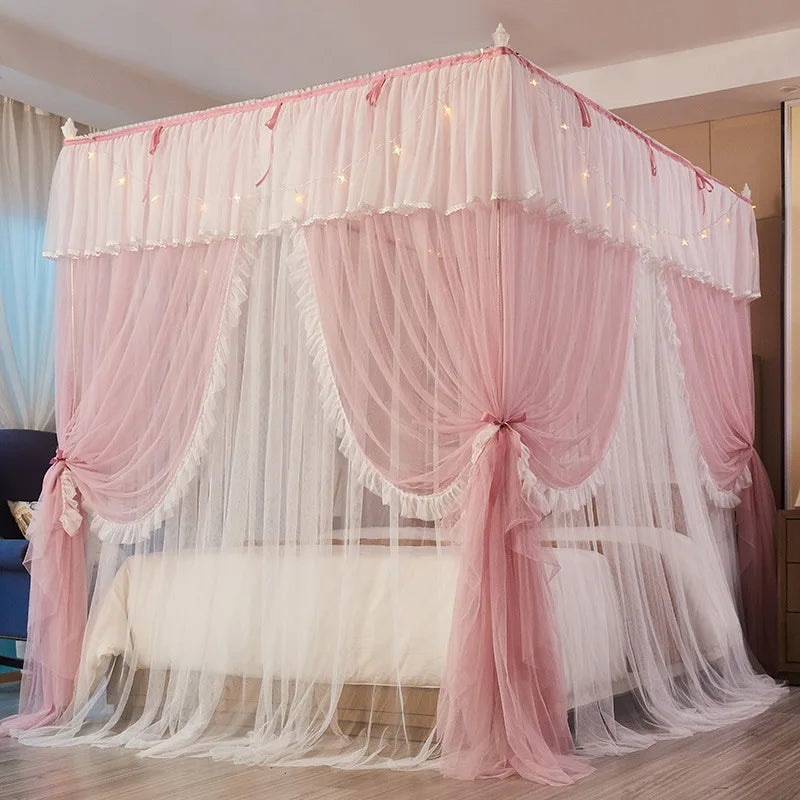 Luxueuse canopée rose pour lit avec éclairage décoratif, rideaux légers et brillants qui créent une atmosphère romantique dans une chambre élégante.