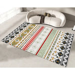 Tapis décoratif au motif ethnique coloré et géométrique, posé sur un sol clair près d'un canapé blanc.