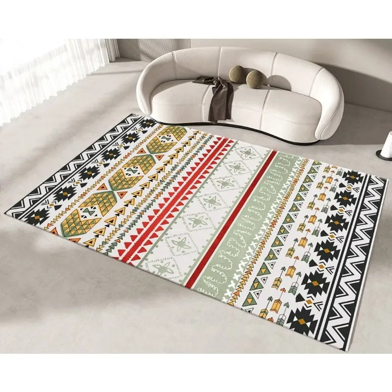 Tapis décoratif au motif ethnique coloré et géométrique, posé sur un sol clair près d'un canapé blanc.