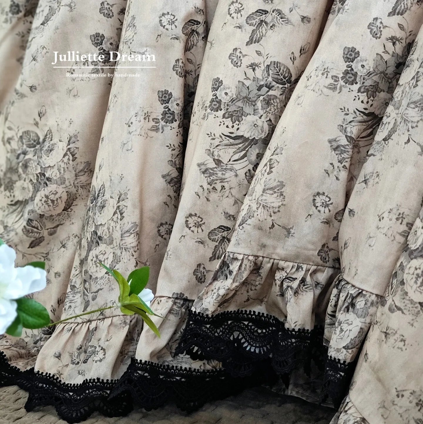 Détail dentelle parure de lit romantique Ombre Interieur