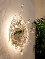 Applique murale fleur d'eau avec miroir bleu dans un salon moderne