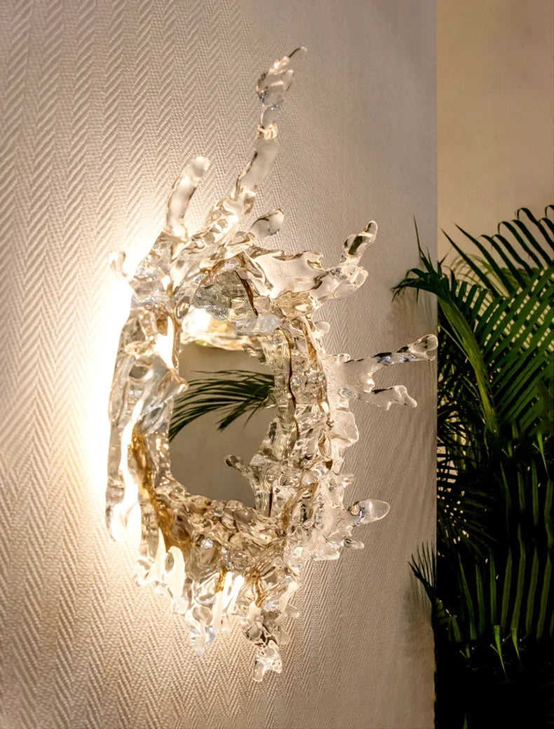 Applique murale fleur d'eau avec miroir bleu dans un salon moderne