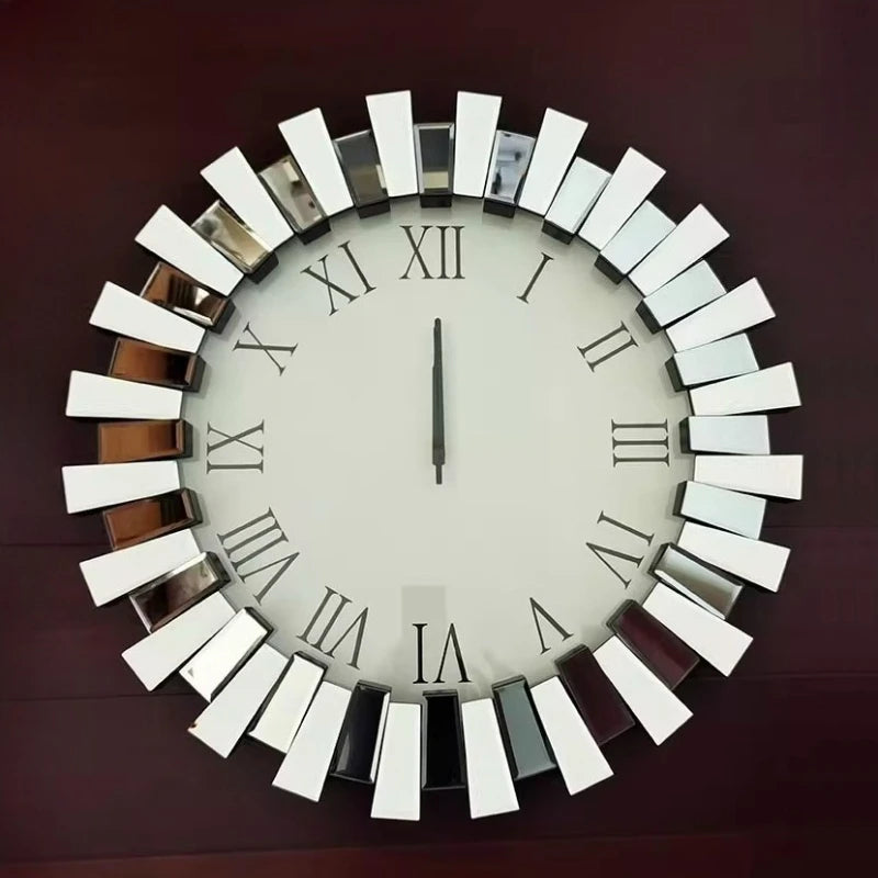 Détail aiguilles horloge murale verre design épuré