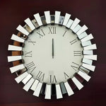 Détail aiguilles horloge murale verre design épuré
