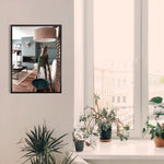 Cadre photo métal noir 30x45 cm accroché au mur dans un salon