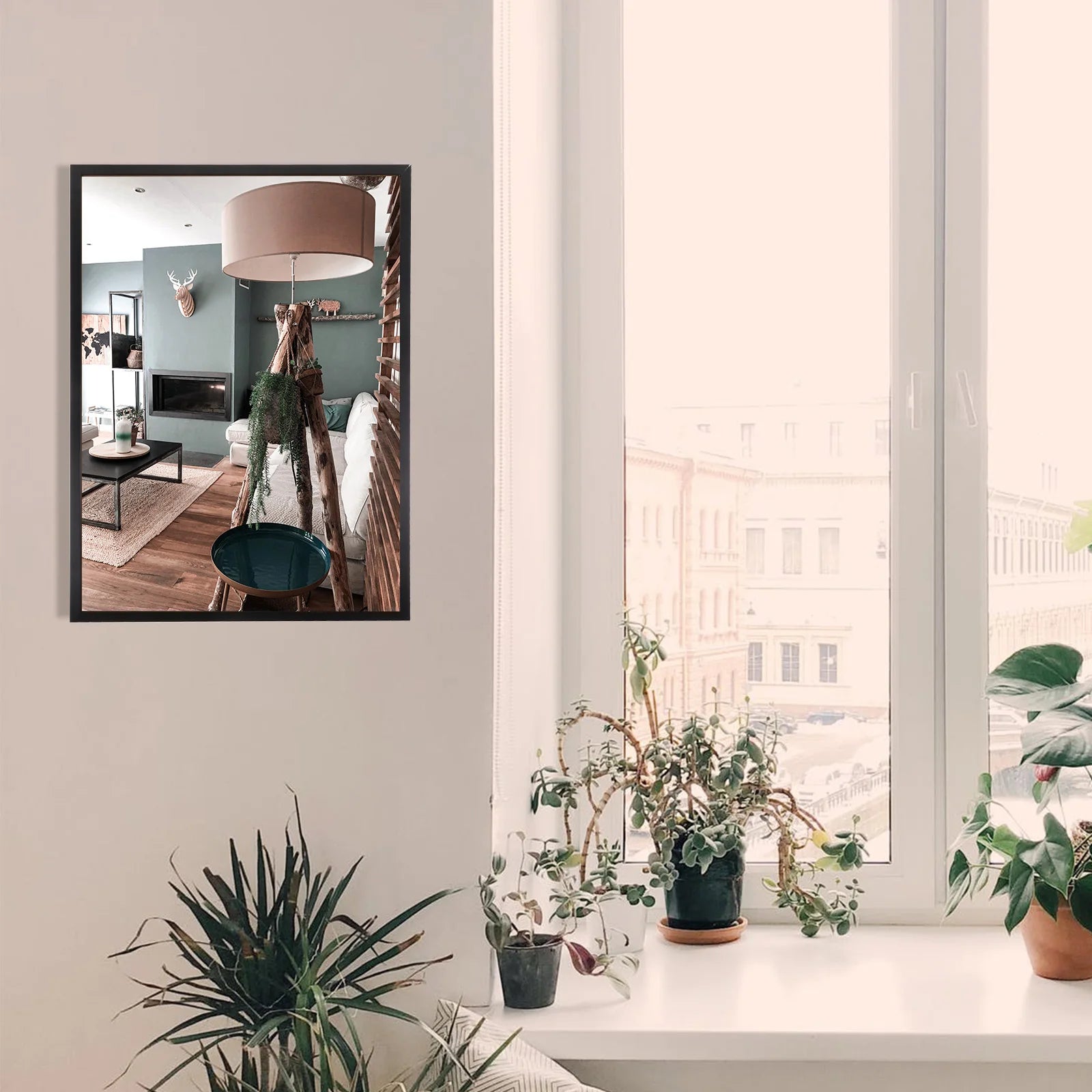 Cadre photo métal noir 30x45 cm accroché au mur dans un salon
