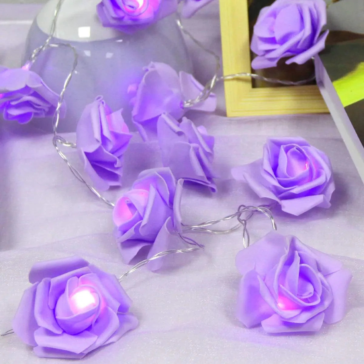 Guirlande lumineuse rose dans un vase