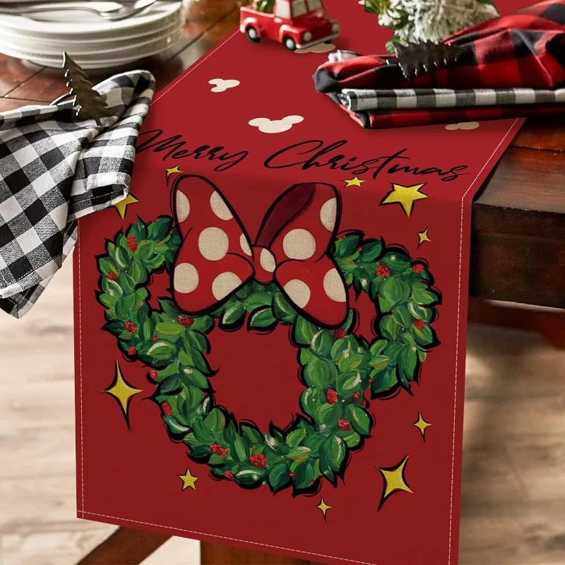 Détail des motifs festifs du chemin de table de Noël