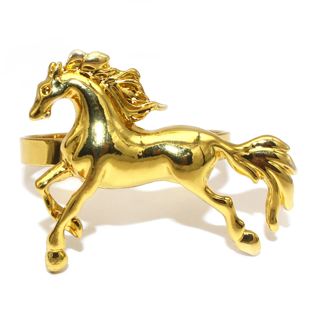 Ronds de serviette en forme de cheval avec serviettes en tissu blanc