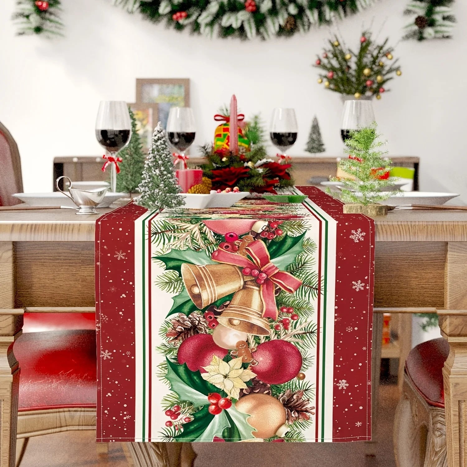 La table de Noël est joliment décorée avec des éléments festifs tels que des guirlandes, des bougies, des boules de Noël et un chemin de table coloré.