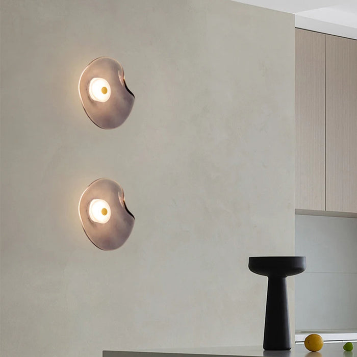 Applique murale LED en verre gris ambre style Art Déco éclairée