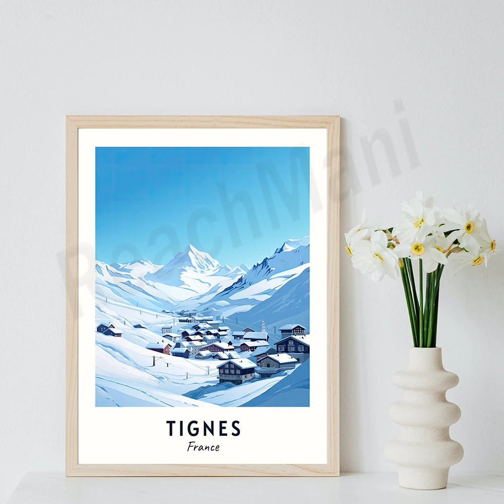 Cette image représente un paysage enneigé de Tignes, en France, avec des montagnes enneigées en arrière-plan et un village au premier plan.