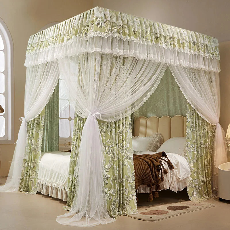 Un lit à baldaquin élégamment décoré avec des rideaux et des motifs de feuillage, créant une atmosphère romantique et luxueuse dans la chambre.