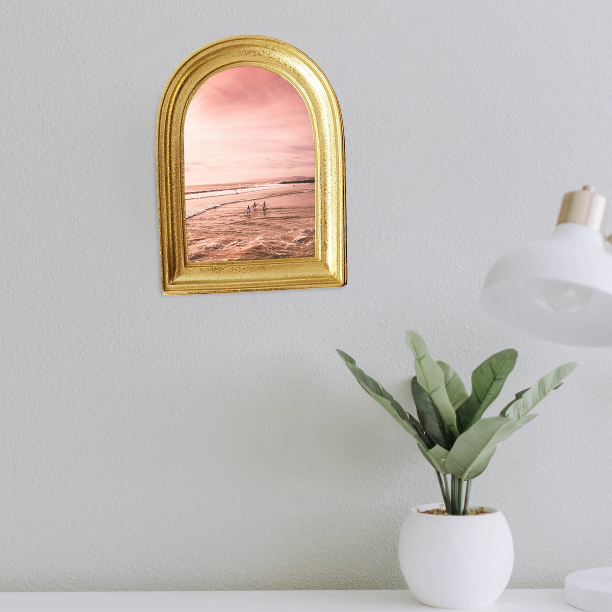 Détail des ornements gaufrés sur le cadre photo en résine