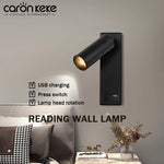 Lampe de chevet murale LED noire avec port USB rotatif dans un salon moderne