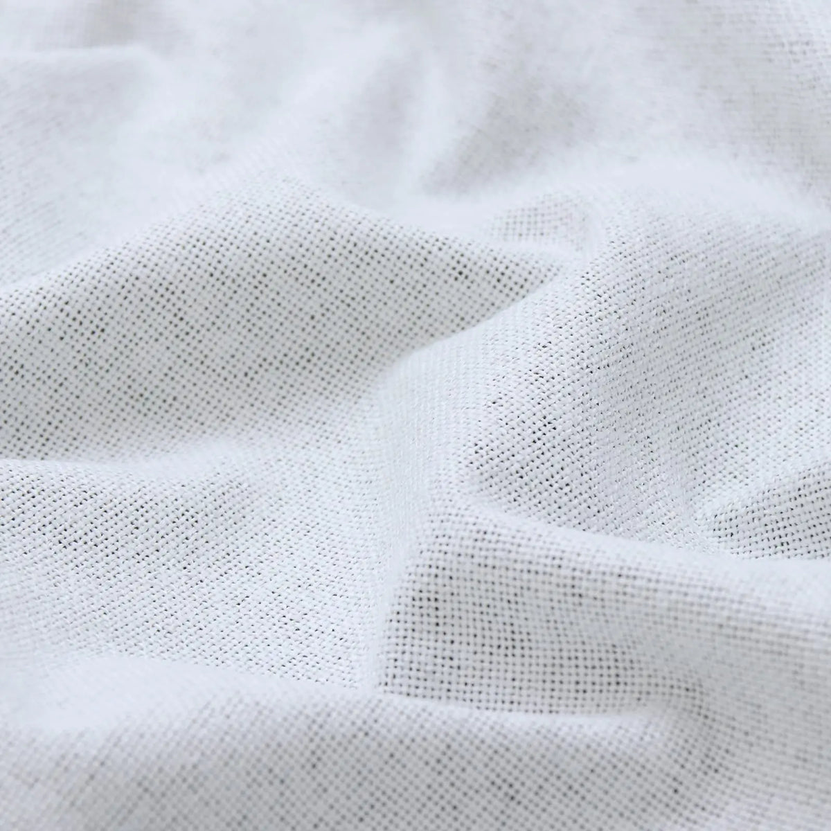Gros plan du tissu blanc texturé du rideau isolant thermique, illustrant la qualité de son tissage.