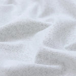Gros plan du tissu blanc texturé du rideau isolant thermique, illustrant la qualité de son tissage.