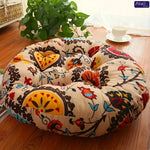 Coussin rond de sol bohème dans un salon décoré, couleur rouge