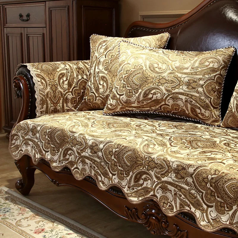 Ce canapé en bois foncé arbore un motif abstrait doré et beige, créant un style élégant et sophistiqué dans cette pièce traditionnelle.