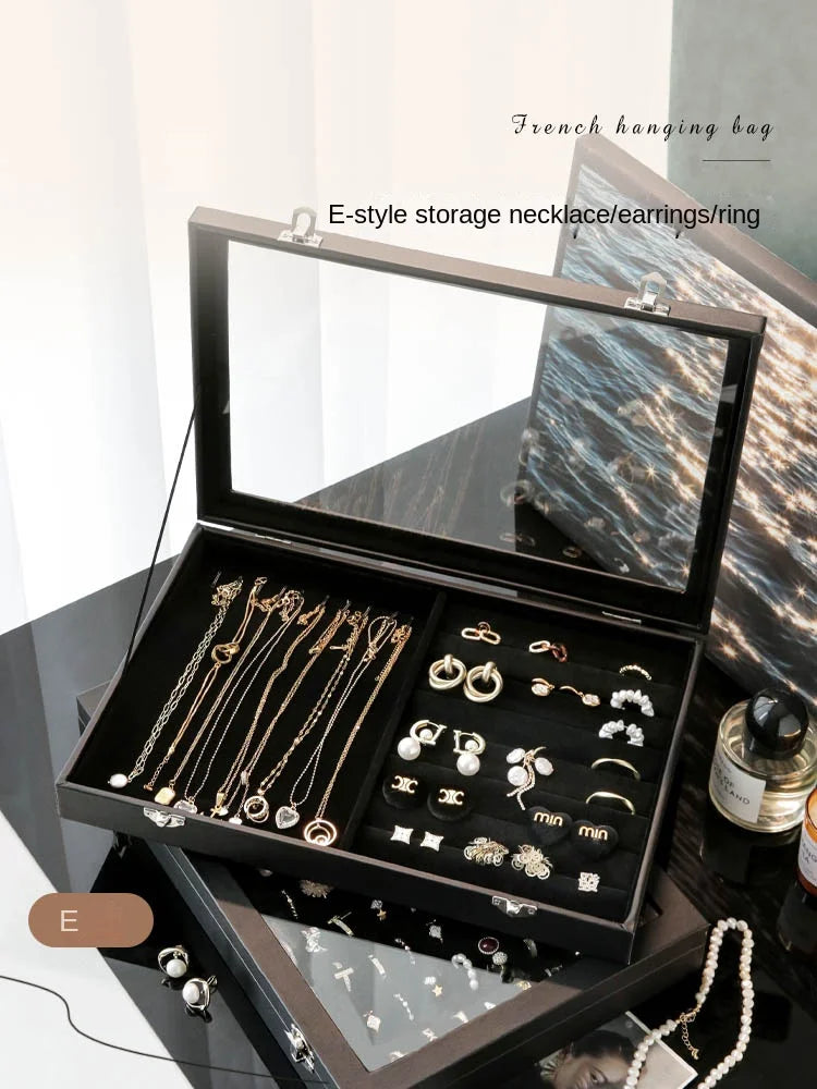 Vue de dessus de la boîte à bijoux en cuir