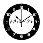 Vue de profil de l'horloge murale montrant son épaisseur