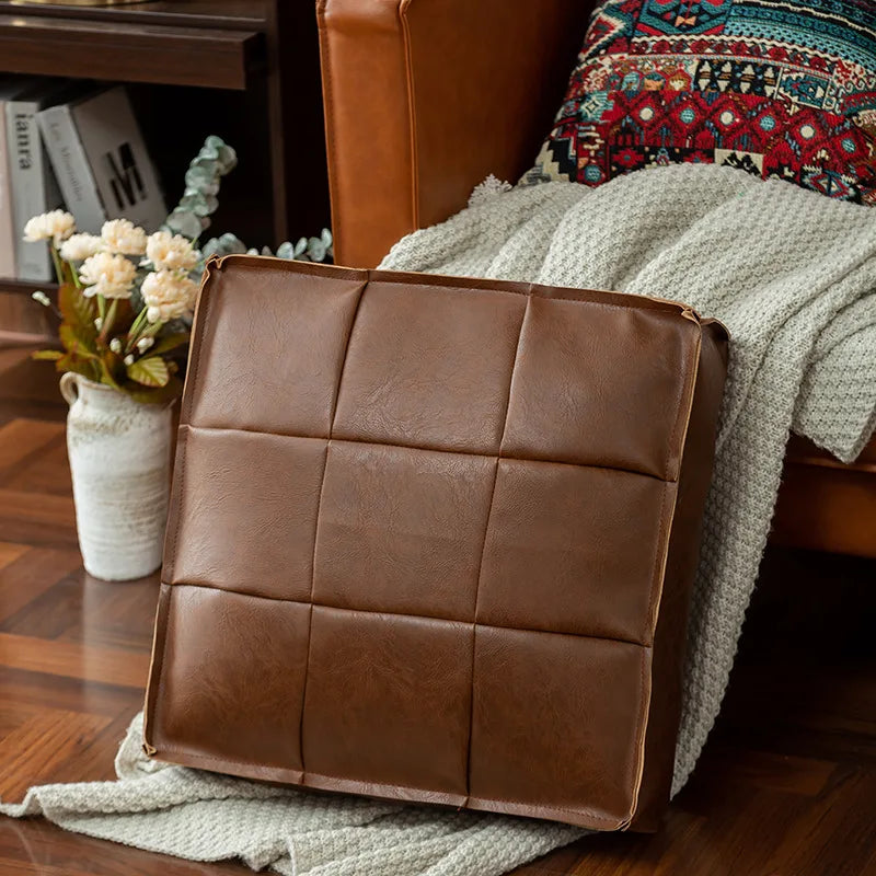 Vue d'ensemble du pouf marocain blanc dans une décoration intérieure épurée
